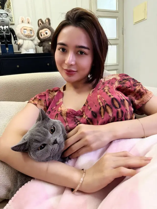 Model Baju Santai Wika Salim saat di Rumah