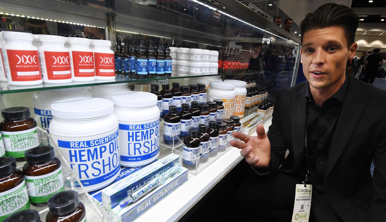 Nick Fishenden menunjukkan produk Hemp Oil-nya di stan pameran Kongres Ganja Internasional di Los Angeles, California (27/9). Kongres menyatukan visi antara pemasok, investor, medis, regulator pemerintah, hukum, dan pengusaha. (AFP Photo / Mark Ralston)