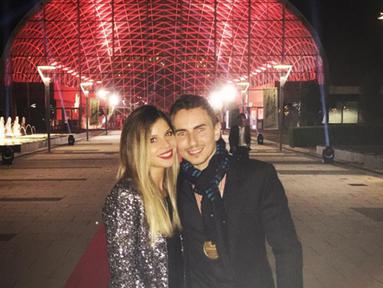 Jorge Lorenzo bersama sang kekasih di FIM Awards, Spanyol, Minggu(8/11/2015). (Foto/Instagram)