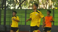 Hendro Siswanto latih siswa Akademi Arema selama ditinggal Arema menjalani laga tandang di TSC 2016. (Bola.com/Iwan Setiawan)
