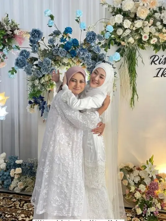 Rona bahagia terpancar dari wajah Larissa. Ia tampak Full senyum di berbagai foto para sahabat.[Instagram/larissachou]