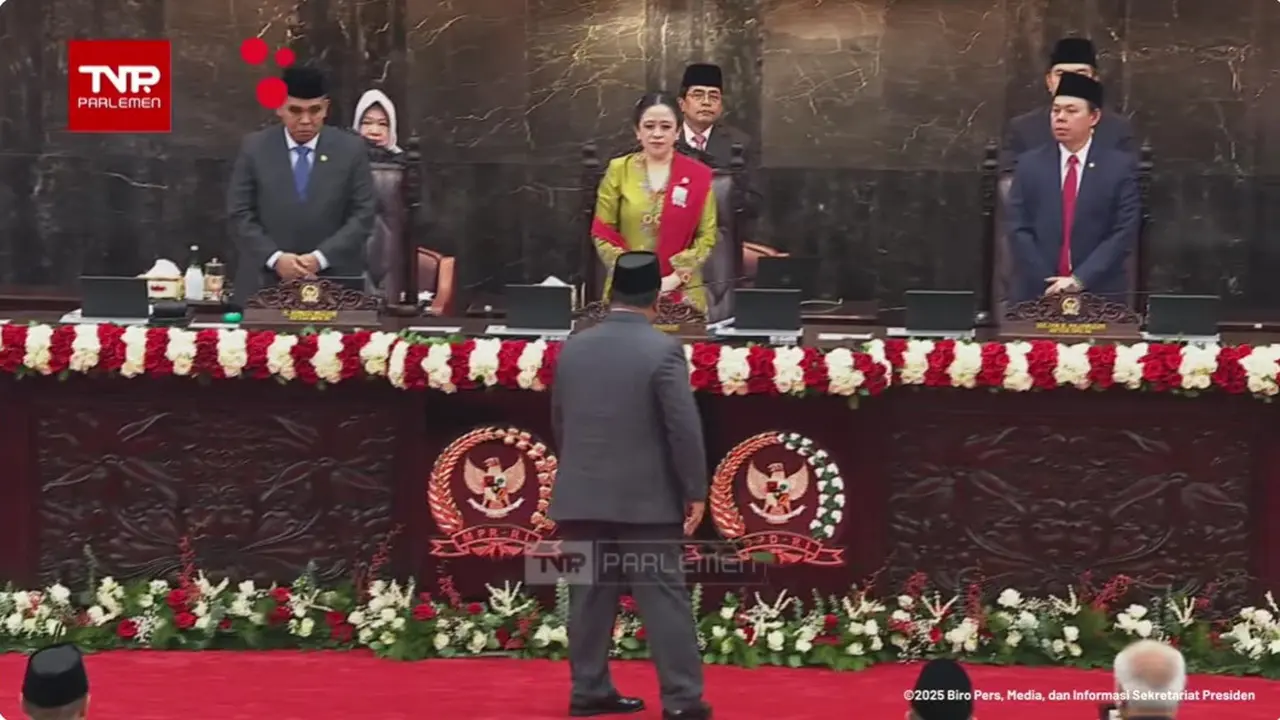 Presiden Prabowo Subianto memberikan gestur penghormatan kepada para anggota DPR RI, pejabat negara, hingga tamu undangan sebelum memberikan pidato kenegaraan dalam Sidang Tahunan MPR/DPR RI.