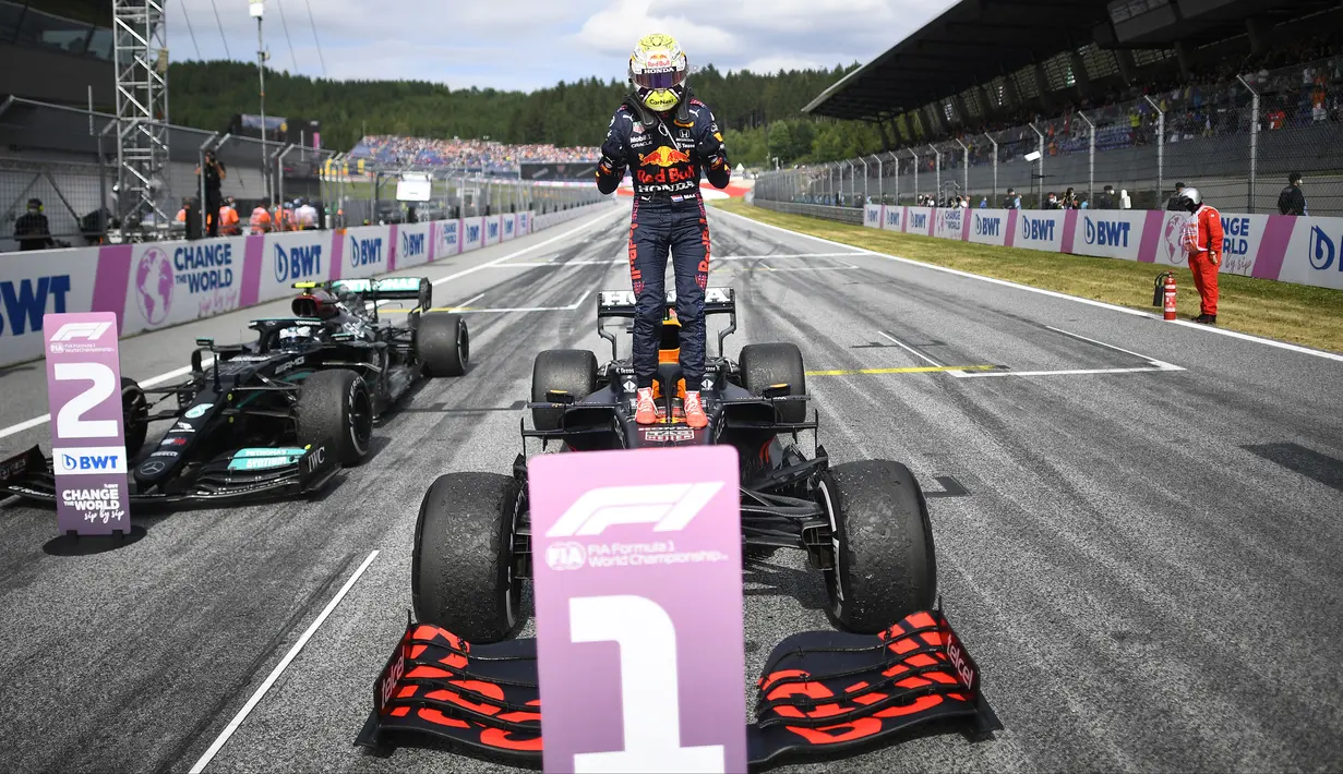 Max Verstappen berhasil meraih posisi pertama GP Austria 2021 yang digelar di kandang tim Red Bull, Sirkuit Red Bull Ring sama seperti pekan lalu. Tanpa kesulitan yang berarti, Ia terus memimpin barisan dari awal hingga akhir perlombaan. (Foto: AFP/Pool/Christian Bruna)