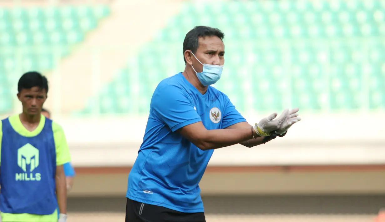 Pelatih Timnas Indonesia U-16, Bima Sakti, memberikan arahan saat pemusatan latihan di Stadion Patriot Candrabhaga, Bekasi, Senin (6/7/2020). Timnas Indonesia U-16 terus menggelar persiapan sebelum berkiprah di Piala AFC U-16 2020. (Dokumentasi PSSI)