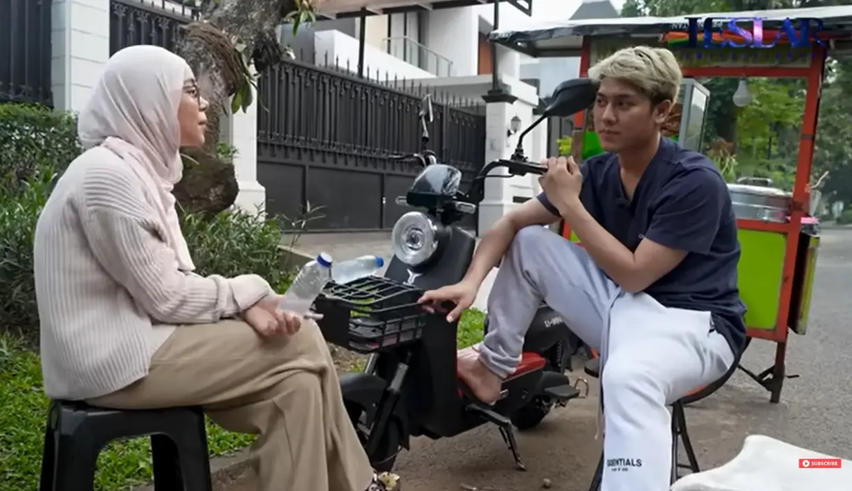 Sambil makan di pinggir jalan, keduanya membicarakan terkait anaknya setelah besar mau jadi apa. Sedangkan bagi Lesti dan Billar, apapun yang dipilih Baby L, keduanya akan mendukungnya. [Youtube/Leslar Entertainment]