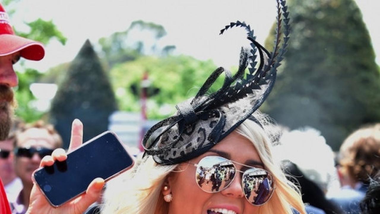Kehebohan para gadis 'Racegoers' cantik di arena pacuan kuda