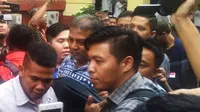 RJ (berkaus T-Shirt), terduga otak penembakan berujung kematian seorang pengusaha airsoft gun di Kota Medan, Sumut. (Liputan6.com/Reza Efendi)