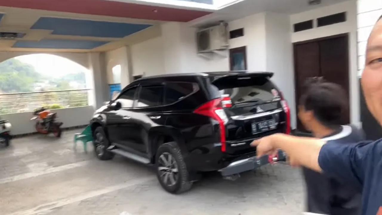 Potret rumah Andika Kangen Band langsung mencuri perhatian netizen. Mereka menuliskan berbagai komentar.<br>
