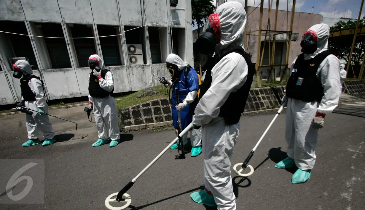 Petugas gegana melakukan penyisiran di lokasi reaktor Kartini yang di teror bom saat simulasi penanganan kedaruratan bencana di kawasan nuklir,Yogyakarta. (10/9). Simulasi di selenggarakan untuk meminimalisir korban. (Boy Harjanto)