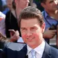 Aktor ganteng, Tom Cruise berpose setibanya di World premiere film terbarunya, Mission: Impossible Fallout di Paris, Kamis (12/7). Mission: Impossible 6 tersebut merupakan sekuel salah satu film yang paling dinantikan tahun ini. (AP/Thibault Camus)