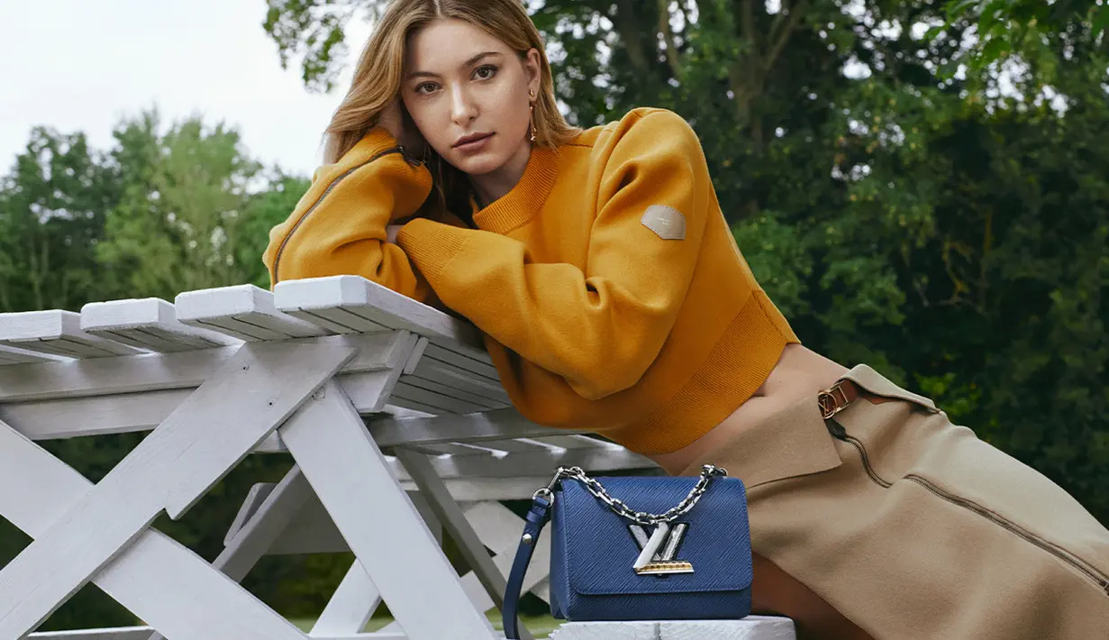 Twist Bag terbaru hadir dalam pilihan warna yang wearable. Sehingga dapat dipadukan dengan koleksi pakaian dari Fall/Winter 2022 [Louis Vuitton]