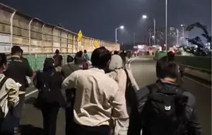 Ramai-ramai Warga Jalan Kaki di Jalur Langit karena TransJakarta Mogok