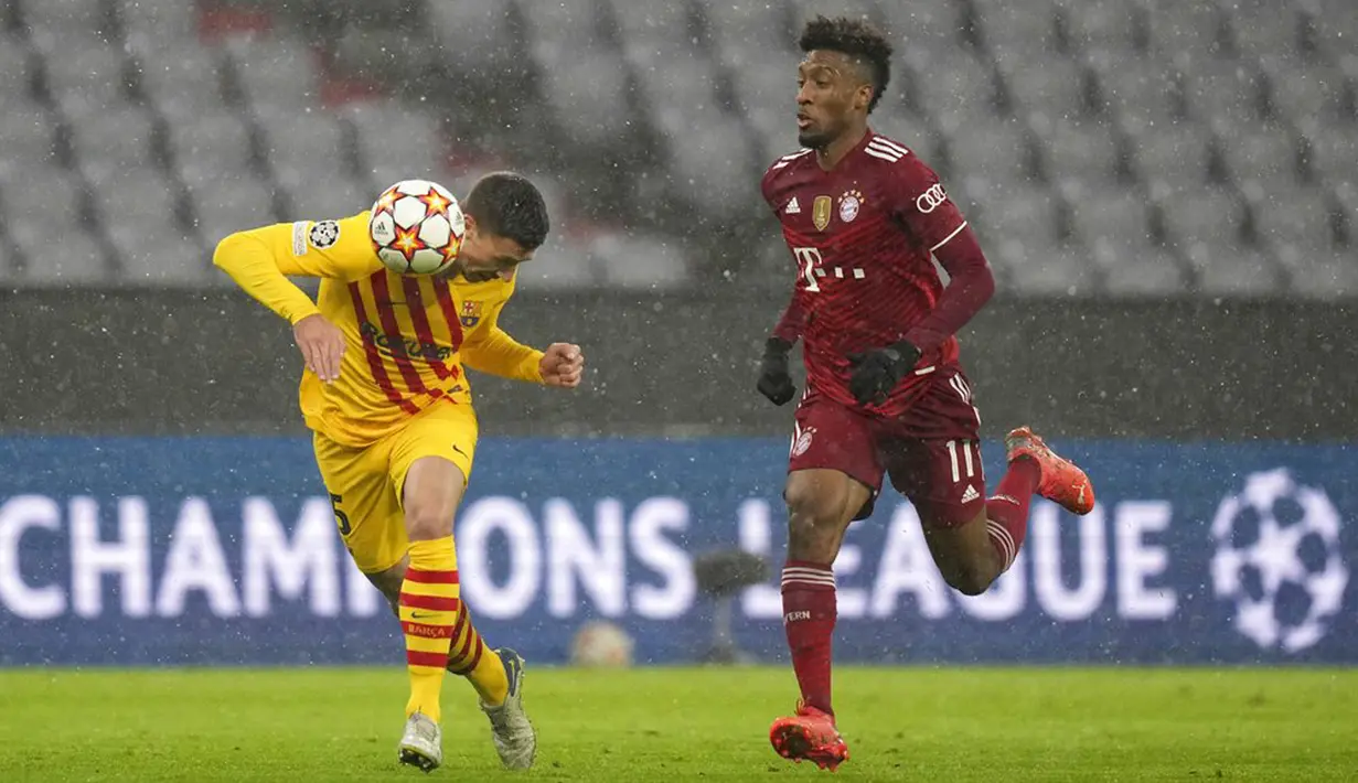 Pemain Barcelona Clement Lenglet (kiri) menyundul bola saat bersaing memperebutkan bola dengan pemain Bayern Munchen Kingsley Coman pada pertandingan Grup E Liga Champions di Munich, Jerman, 8 Desember 2021. Bayern Munchen menang 3-0. (AP Photo/Matthias Schrader)