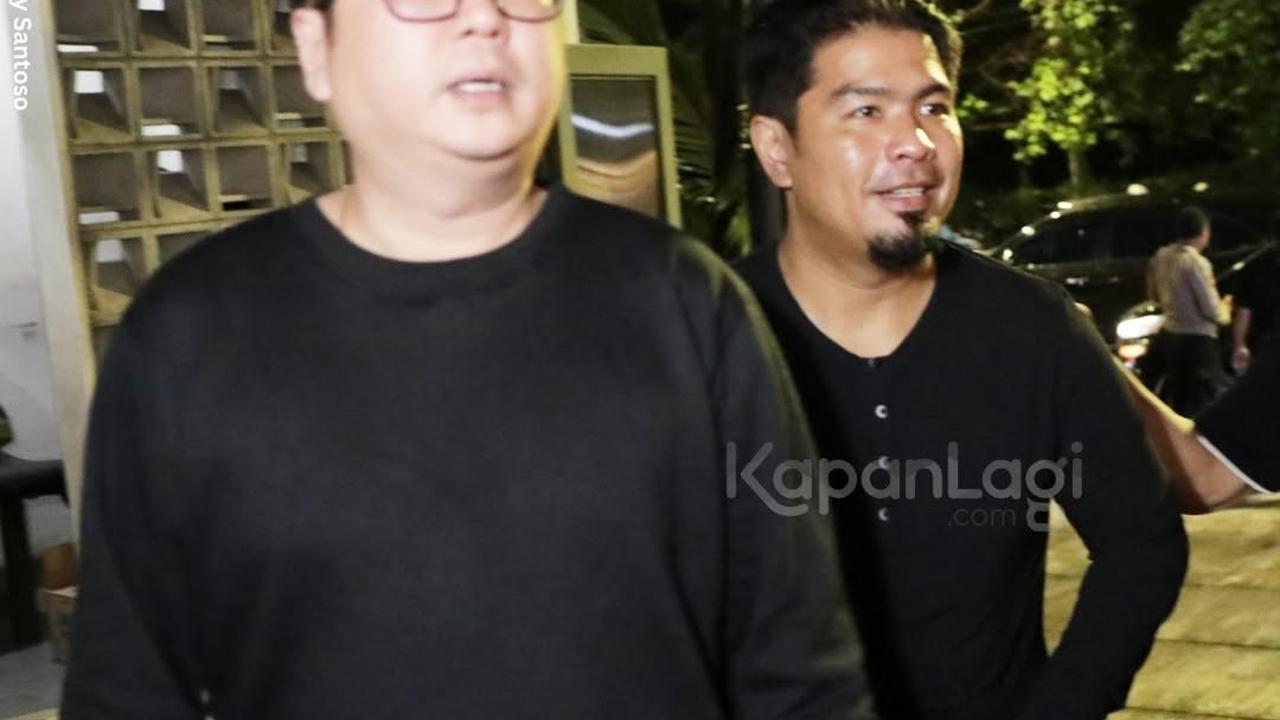 Potret Bams Eks Samsons dan Desiree Tarigan Melayat ke Rumah Duka Hotma Sitompul, Rieta Amalia Setia Dampingi Owner Mamitoko