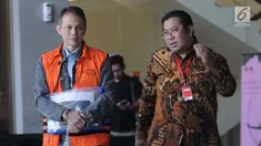 Direktur Teknologi PT Krakatau Steel nonaktif Wisnu Kuncoro (kiri) usai menjalani pemeriksaan di Gedung KPK, Jakarta, Rabu (19/6/2019). Wisnu diperiksa sebagai tersangka terkait dugaan menerima suap pengadaan barang dan jasa. (merdeka.com/Dwi Narwoko)