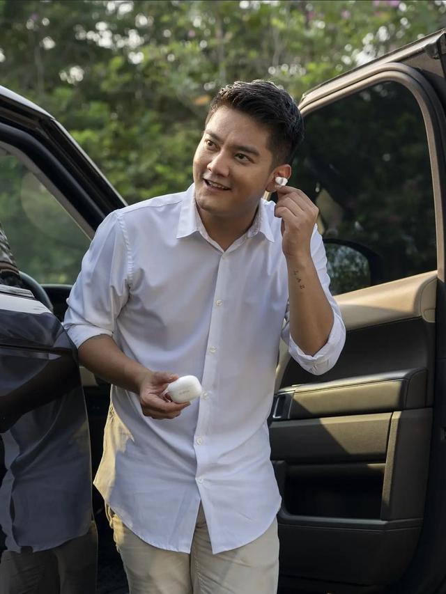 Boy William Pakai Earphone