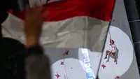 Atlet panjat tebing Indonesia, Raharjati Nursamsa melakukan selebrasi setelah memenangkan nomor speed putra Kejuaraan Dunia Panjat Tebing IFSC 2023 seri Jakarta melawan atlet panjat tebing China, Xinshang Wang di Lot 6, Kompleks Stadion Utama Gelora Bung Karno, Jakarta, Indonesia, Minggu (07/05/2023). Raharjati berhasil mencatatkan waktu 5,11 detik. (Bola.com/Bagaskara Lazuardi)