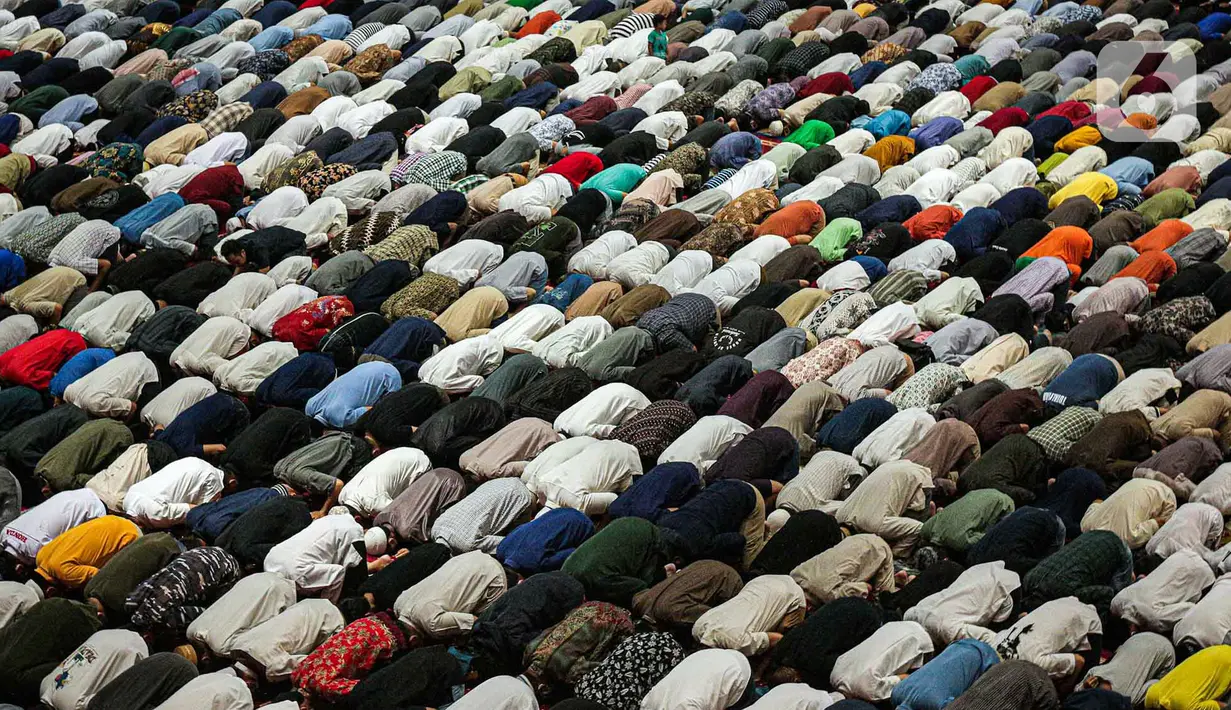 <p>Umat muslim melaksanakan sholat Jumat terakhir pada Ramadhan 1443 H di Masjid Istiqlal, Jakarta, Jumat (29/4/2021). Berdasarkan hisab, Hari Raya Idul Fitri jatuh pada 2 Mei 2022 sementara pelaksanaan rukyatul hilal (melihat posisi bulan) akan dilakukan sehari sebelumnya. (Liputan6.com/Faizal Fanani)</p>
