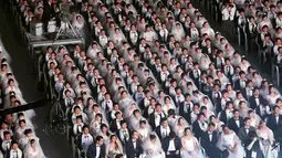 Ribuan pasangan pengantin dari seluruh dunia menghadiri upacara pernikahan massal di Cheong Shim Peace World Center, Gapyeong, Korea Selatan, Senin (27/8). (AP Photo/Ahn Young-joon)
