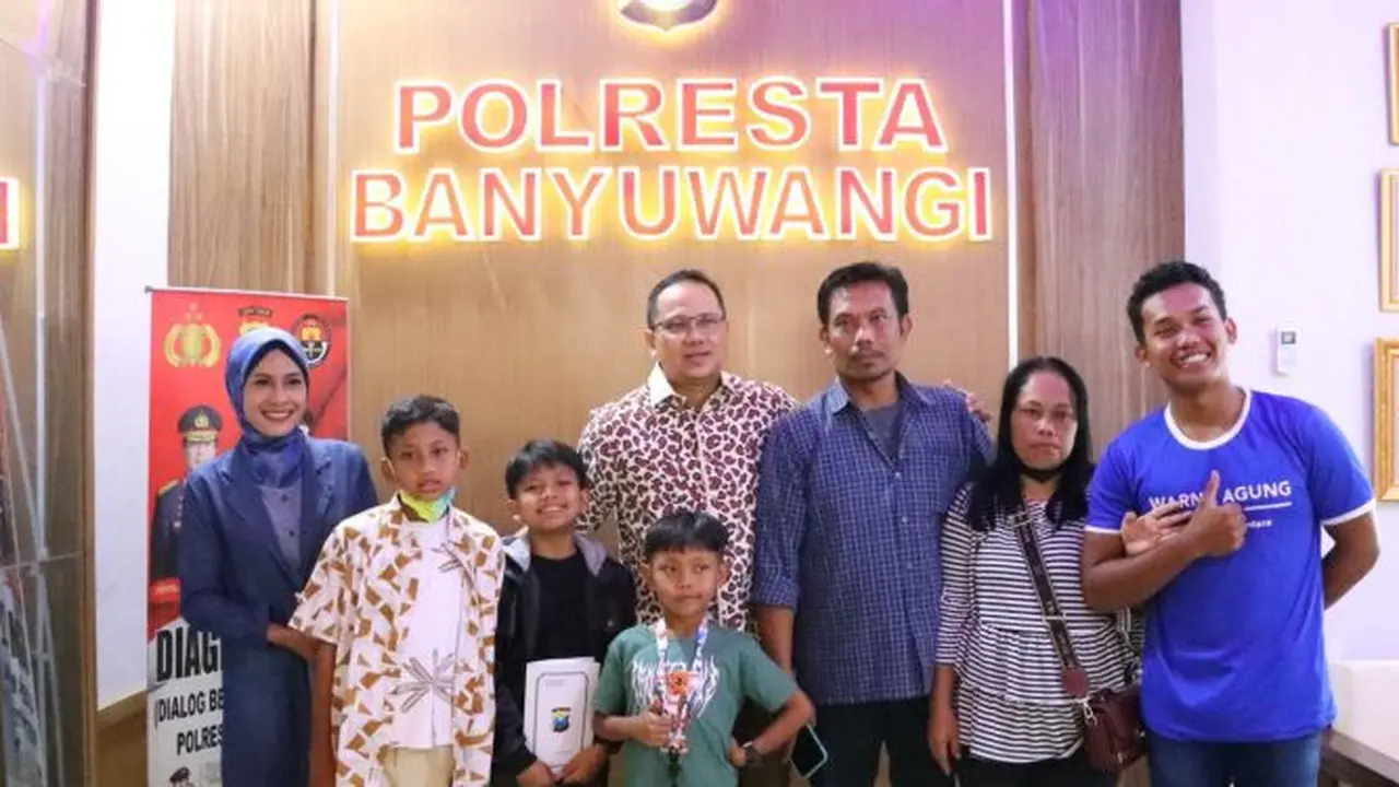 Didampingi Keluarganya Farel Prayoga (Jaket Hitam ) Temua Kapolresta Banyuwangi Kombes Pol Deddy Foury Millewa (Istimewa)
