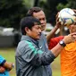 Pelatih Timnas Indonesia U-19, Indra Sjafri berbincang bersama Djarot Supriadi (pelatih kiper) saat menyeleksi 30 pesepakbola muda dari SSB se Jakarta di Lapangan Wisma Aldiron, Jakarta, Kamis (23/2). (Liputan6.com/Helmi Fithriansyah)