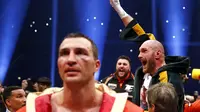 Tyson Fury keluar sebagai juara dunia baru tinju kelas berat versi WBA Super, WBO dan IBF setelah menang angka atas Wladimir Klitschko di Esprit Arena, Düsseldorf, Jerman, Minggu (29/11/2015) dini hari WIB. (Reuters / Kai Pfaffenbach)