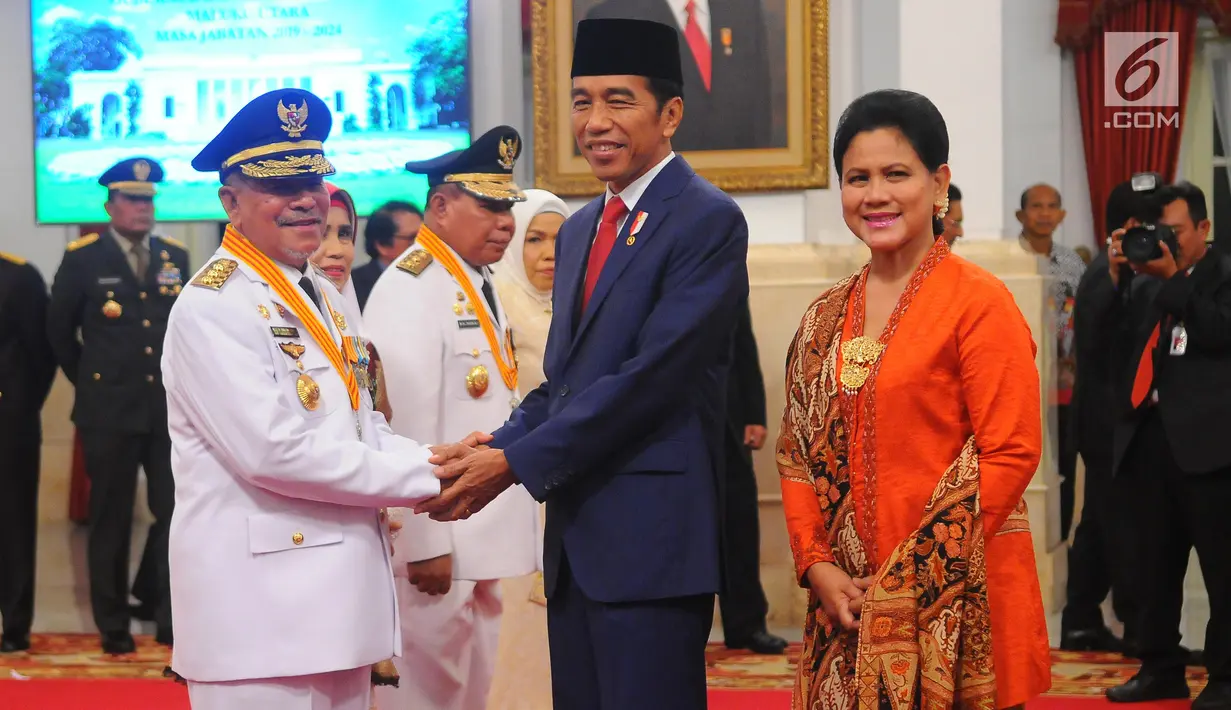 Presiden Joko Widodo (tengah) didampingi Ibu Negara Iriana (kanan) menyalami Gubernur Maluku Utara Abdul Gani Kasuba saat pelantikan di Istana Negara, Jakarta, Jumat (10/5/2019). Abdul Gani dan Al Yasin merupakan pasangan Gubernur dan Wagub hasil Pilkada Serentak 2018. (Liputan6.com/Angga Yuniar)