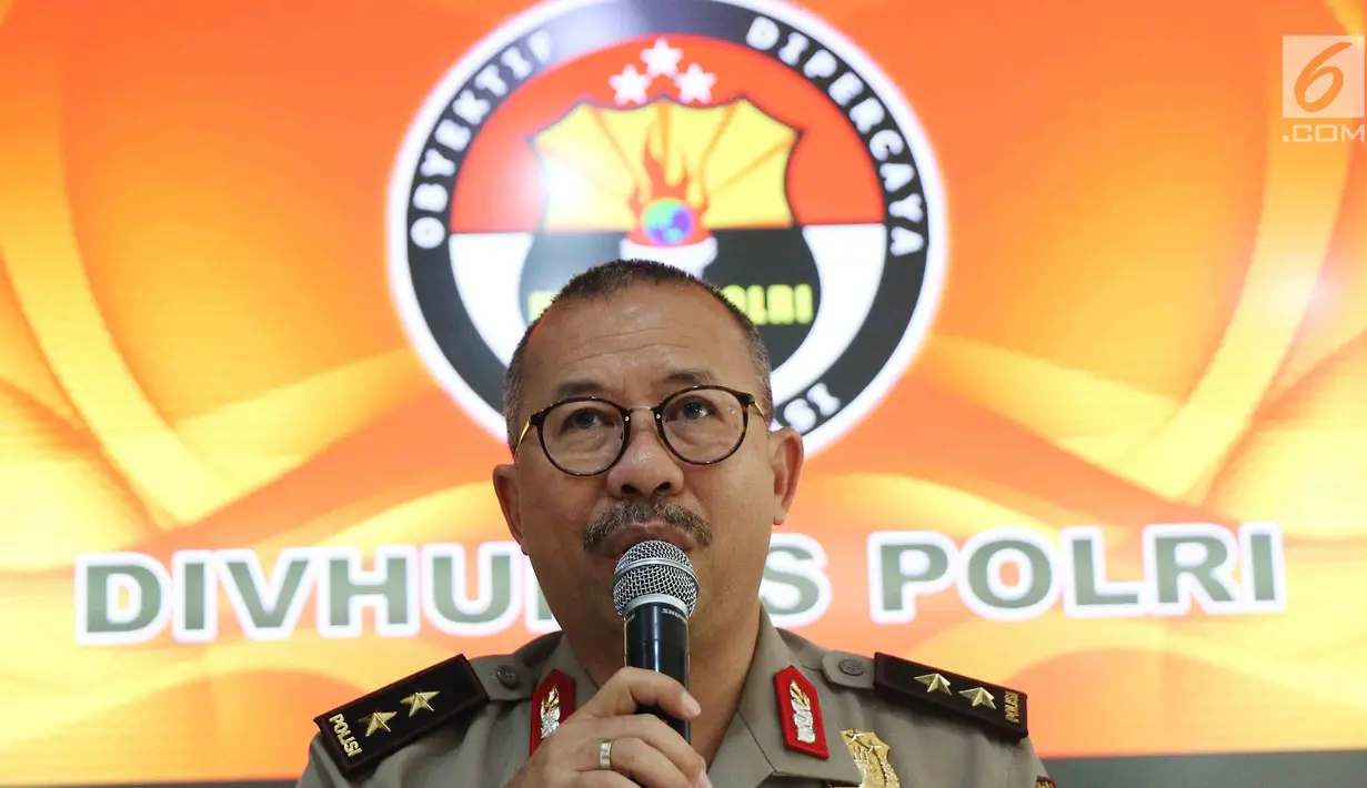 Kadiv Humas Mabes Polri Irjen Setyo Wasisto memberi keterangan saat rilis terkait dua teroris di Bima di Mabes Polri, Jakarta, Selasa (31/10). Tim Densus 88 antiteror telah mengamankan sejumlah barang bukti. (Liputan6.com/Angga Yuniar)