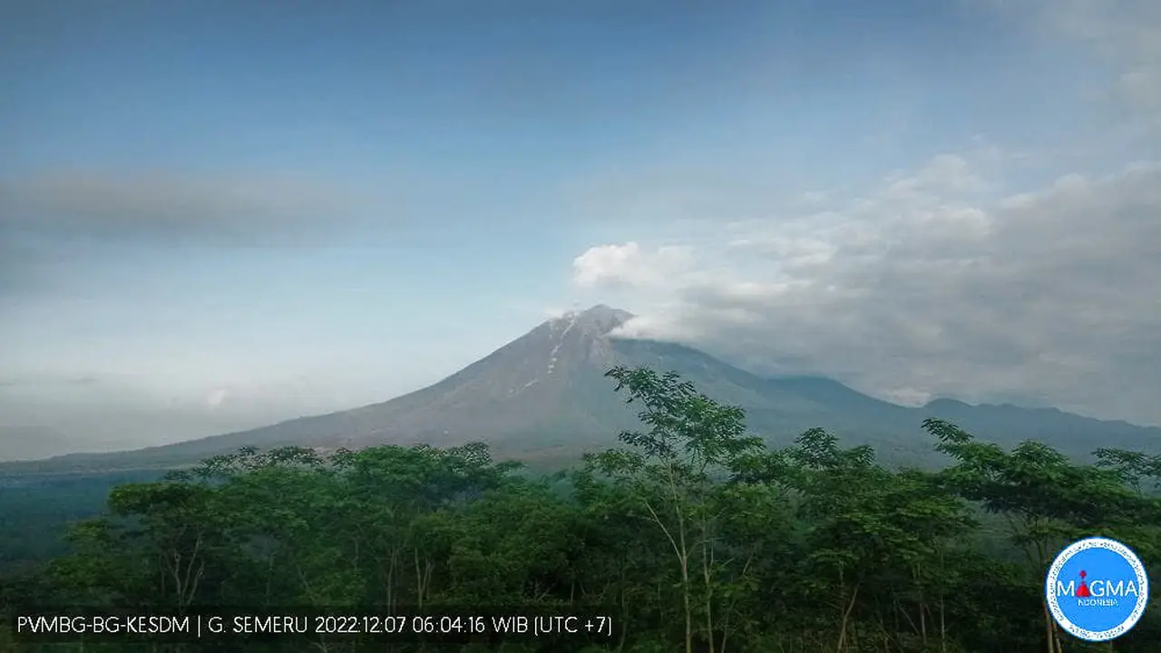 Awan Putih Kecoklatan masih terlihat  di Gunung Semeru berdasarkan hasil pengamatan visual dari Pos Pantau Gunung Api Semeru. (Istimewa)
