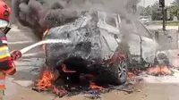 Mobil terbakar usai kecelakaan tunggal di Gerbang Tol Ciawi, KM 41, Kota Bogor, Rabu (8/10/2025).