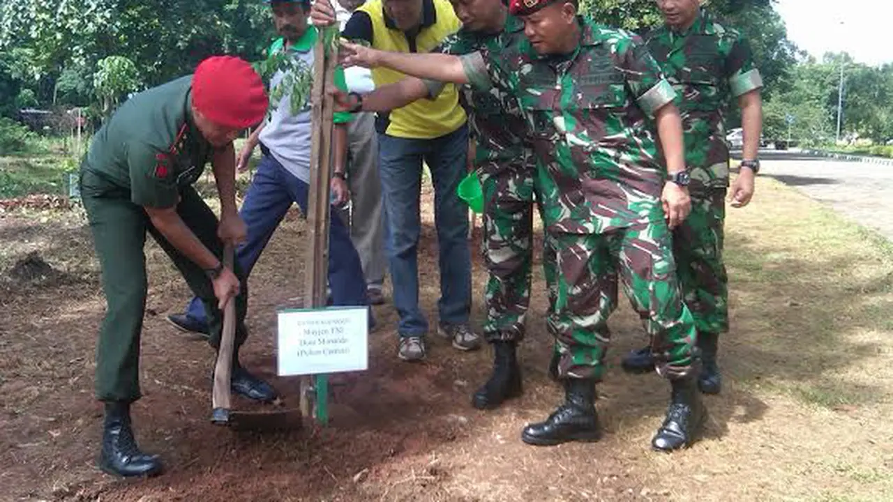 Kopassus TNI menanam pohon di Universitas Indonesia (UI). (Liputan6.com/Taufiqurrahman)