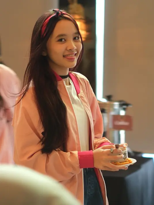 Kana Sybilla terlihat stylish memadukan jaket bomber, kaus putih, dan denim shorts-nya dengan bandana serta choker sebagai aksesori. [@zaskiadyamecca].