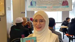 Ayana berpose dengan buku bacaan favoritnya. Selebgram berkebangsaan Korea Selatan ini juga telah membuat sebuah buku berjudul “Ayana, Journey To Islam”. (Instagram/@xolovelyayana)