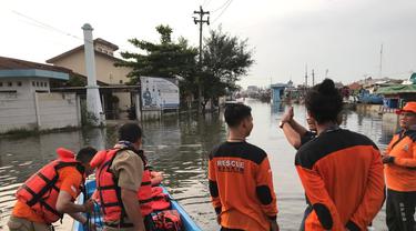 Ilustrasi foto petugas siapkan perahu untuk evakuasi para pekerja yang terjebak banjir