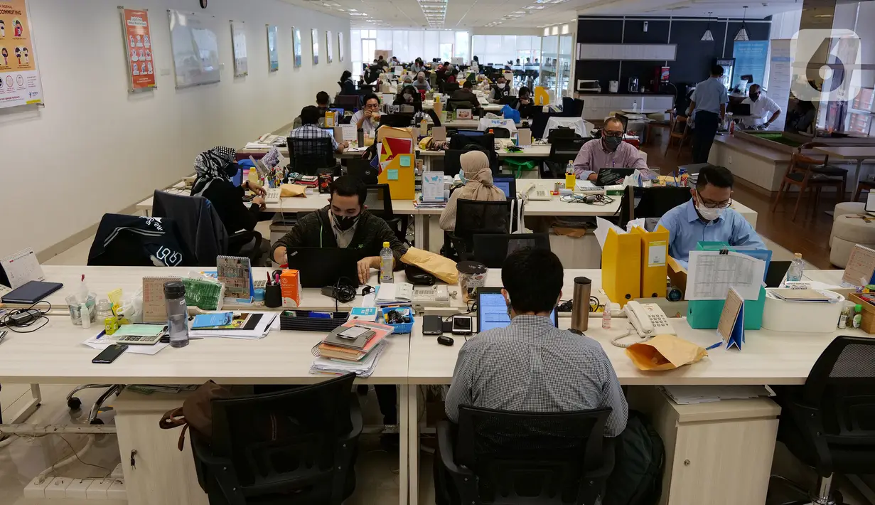 Suasana ruang kerja di Suntory Garuda, Jakarta, Senin (8/8/2020). Perusahaan tersebut menerapkan protokol kesehatan saat hari pertama kerja di masa PSBB transisi yang diterapkan oleh Pemprov DKI Jakarta. (Liputan6.com/Herman Zakharia)
