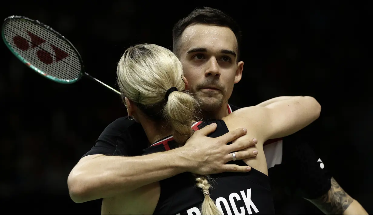 Ganda campuran Inggris, Chris Adcock/Gabrielle Adcock, merayakan kemenangan atas ganda Indonesia Tontowi Ahmad/Apriyani Rahayu pada laga Indonesia Masters 2020 di Istora, Jakarta, Kamis (16/1). Tontowi/Apriyani kalah 9-21, 12-21. (Bola.com/Yoppy Renato)