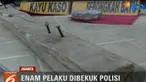 Ke-enam orang pengemudi ojek online tampak dengan menggunakan kayu, batu, hingga senjata tajam memukuli korban berinisial DA dan TI.