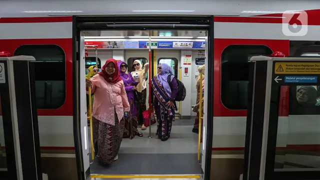Ratusan Wanita Peringati Hari Kebaya Nasional di LRT Jakarta