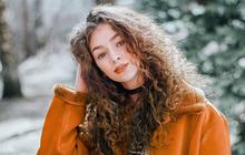 8 Inspirasi Curly Long Hair Wanita yang Menyempurnakan Penampilan Harianmu