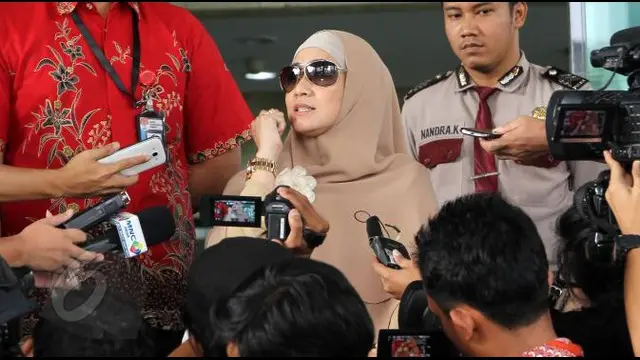 Mantan presenter televisi Meidiana Hutomo mengakui mendapat cipratan uang dari mantan Menteri Kesehatan Siti Fadilah Supari.