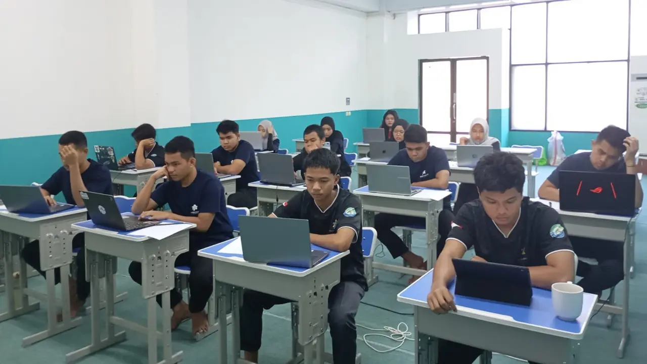 Persaingan untuk masuk ke perguruan tinggi negeri maupun lembaga kedinasan semakin ketat, para siswa perlu bimbingan belajar di luar sekolah.