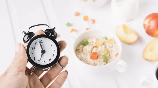 intermittent fasting yaitu metode pengaturan pola makan dengan cara berpuasa dalam jangka waktu tertentu