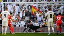 Pemain depan Girona Cristhian Stuani (dua kiri) mencetak gol penalti ke gawang Real Madrid dalam lanjutan La Liga di Stadion Santiago Bernabeu, Madrid, Spanyol, Minggu (17/2). Los Blancos kalah 1-2 dari Girona. (GABRIEL BOUYS/AFP)