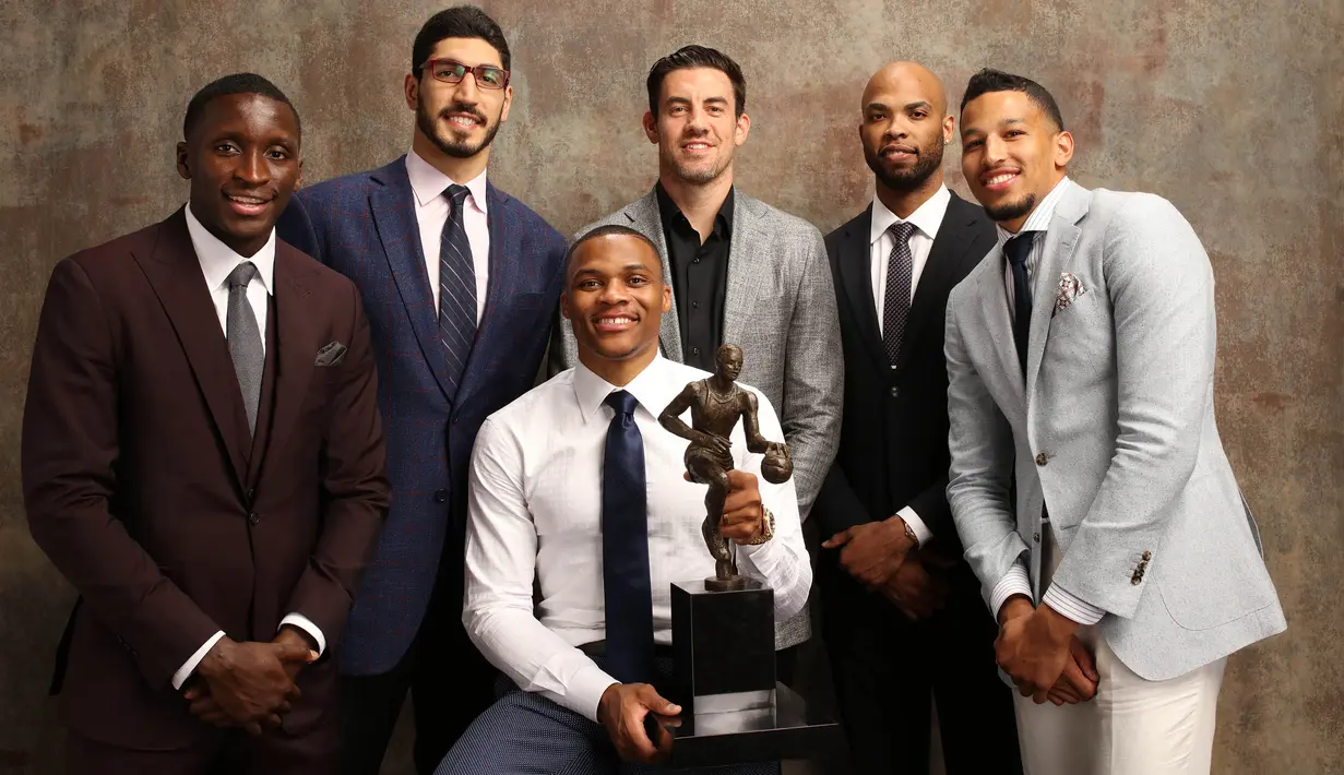 Peraih MVP NBA Award 2017, Russell Westbrook (tengah), bersama pemenang lainnya foto bersama usai menerima penghargaan pada ajang NBA Awards 2017 di Basketball City, New York, Senin (26/6/2017). (NBAE via Getty Images/Michael J.LeBrecht)