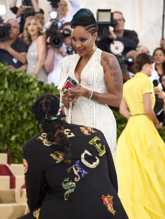 Rapper 2 Chainz melamar sang kekasih, Kesha Ward pada ajang Met Gala 2018 di Metropolitan Museum of Art, New York, Senin (7/5). Kesha Ward yang mengenakan dress putih tampak terharu dengan lamaran rapper Amerika tersebut. (Evan Agostini/Invision/AP)