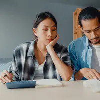 Mengelola keuangan bersama pasangan untuk mempersiapkan keadaan finansial yang aman. (Sumber: Freepik/tirachardz).