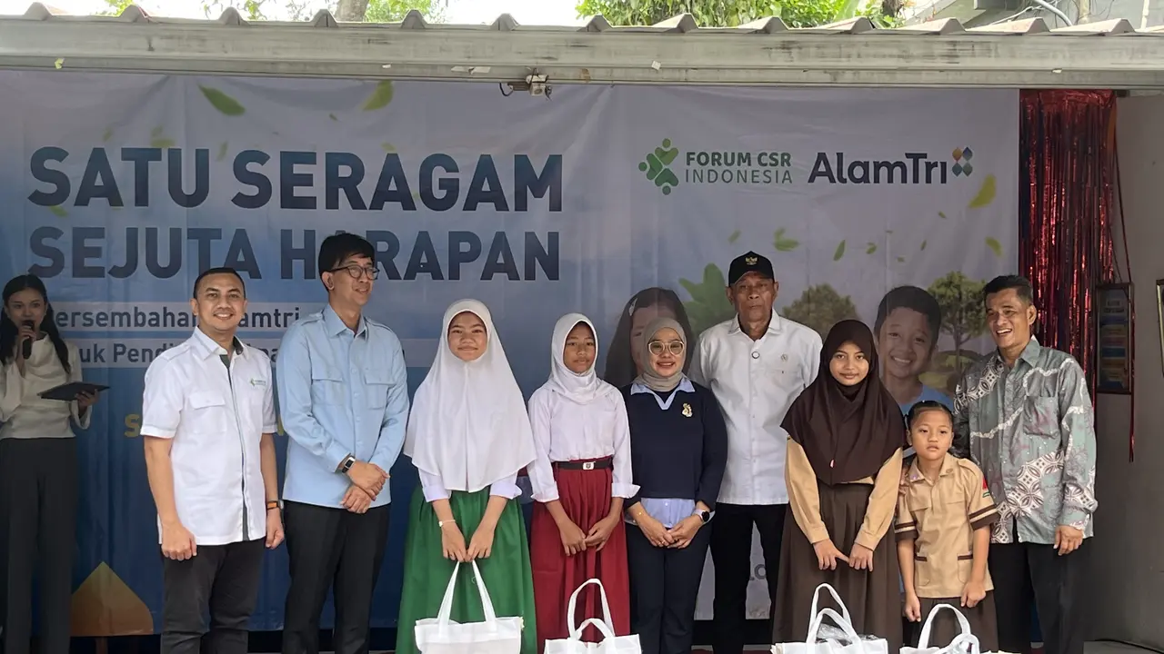 Kementerian Sosial memberi bantuan kepada 4 sekolah dasar di wilayah Cililitan, Jakarta Timur. Diketahui, bantuan diberikan adalah paket seragam sekolah, sepatu, alat tulis dan tas senilai Rp 1,2 juta per anak.