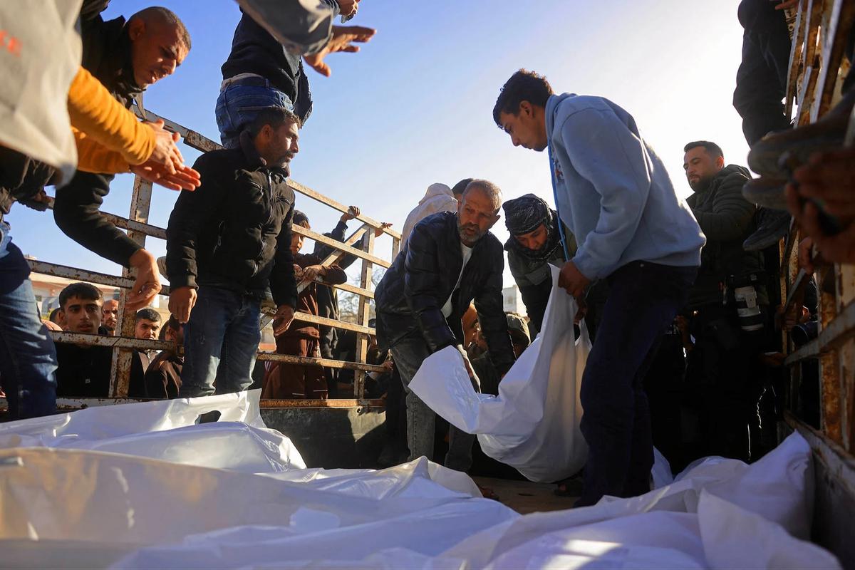 FOTO: Tangis Keluarga Iringi 25 Warga Sipil Tewas di Jalur Gaza