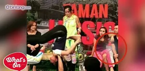 Ayu Ting Ting kembali dihujani hujatan akibat ulahnya sendiri. Saat syuting program komedi, ia menyandarkan paha di kaki Raffi Ahmad. Yuk, lihat videonya.