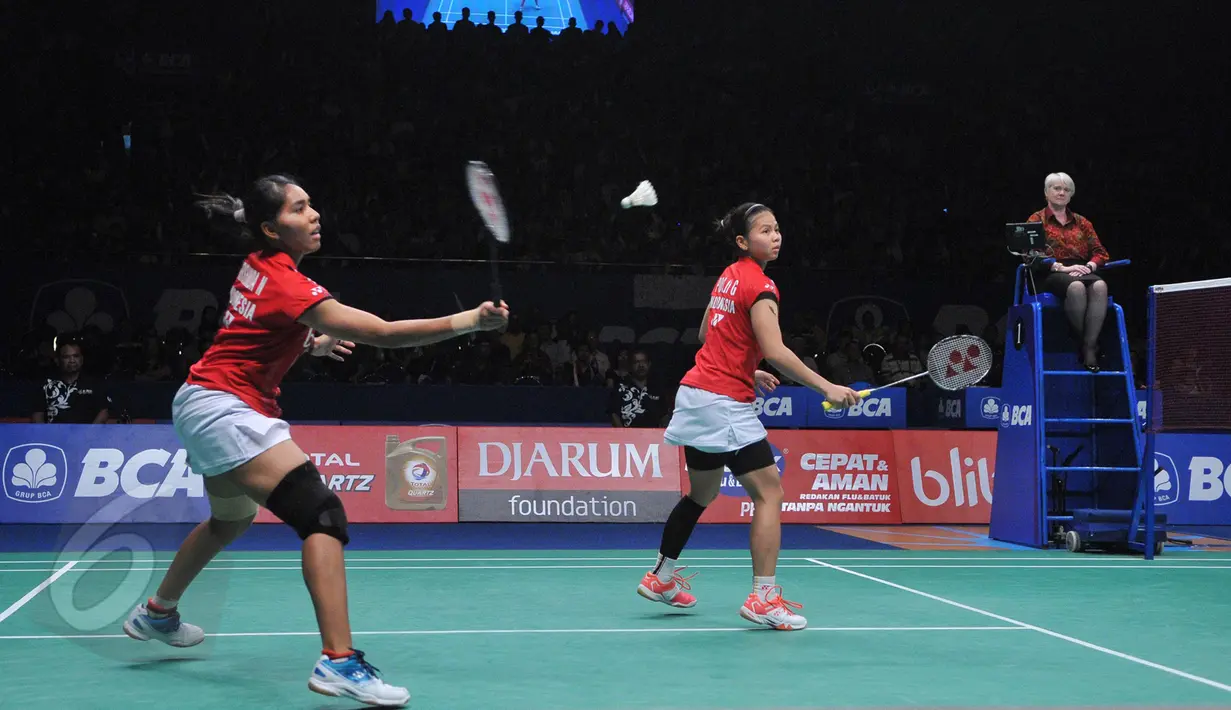 Nitya Krishinda Maheswari mengembalikan kok saat berlaga di babak semifinal Indonesia Open Superseries Premier 2015, Jakarta, Sabtu (6/6/2015). Greysia/ Nitya berhasil mengalahkan Yu Yang dan Zhong Qianxin dari Tiongkok. (Liputan6.com/Herman Zakharia)
